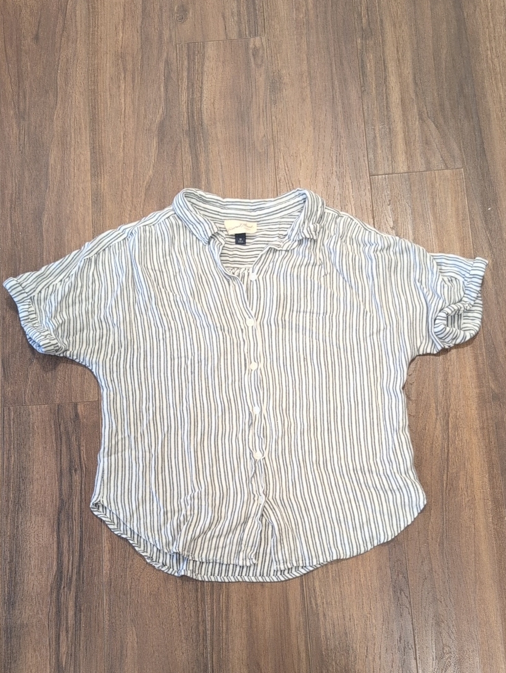 Universal Thread Gray and White Striped Button-Front Women’s Top Cropped Roll Sl